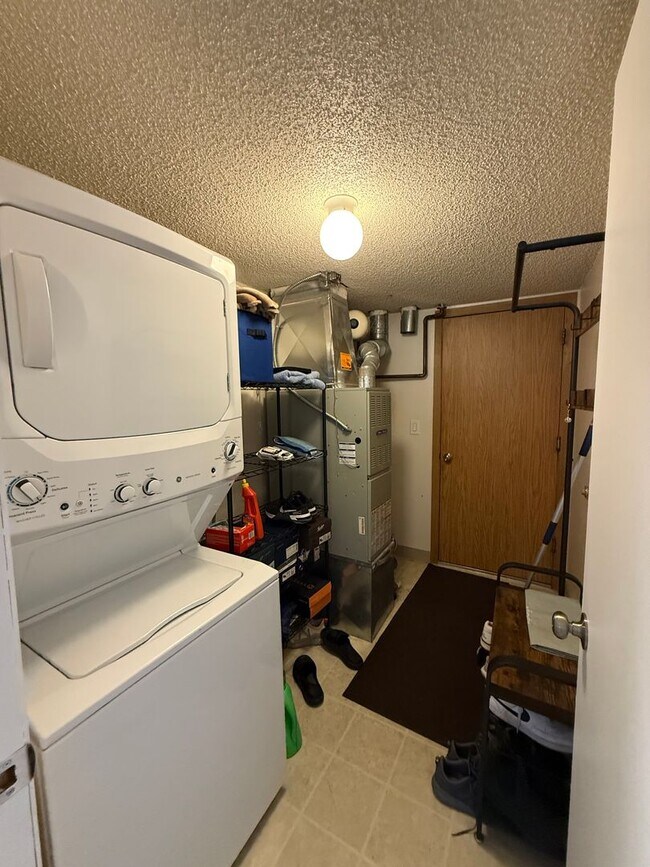 Building Photo - Spacious 2bd/2ba Condo- Lakewood CO, Available 7/10/26!