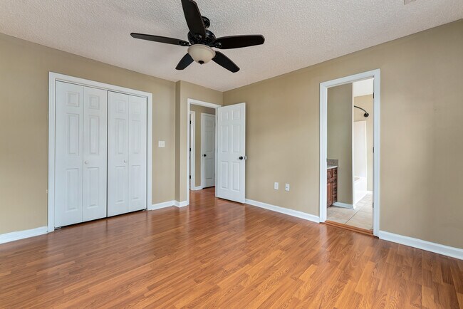 Building Photo - 127 Suffolk Dr