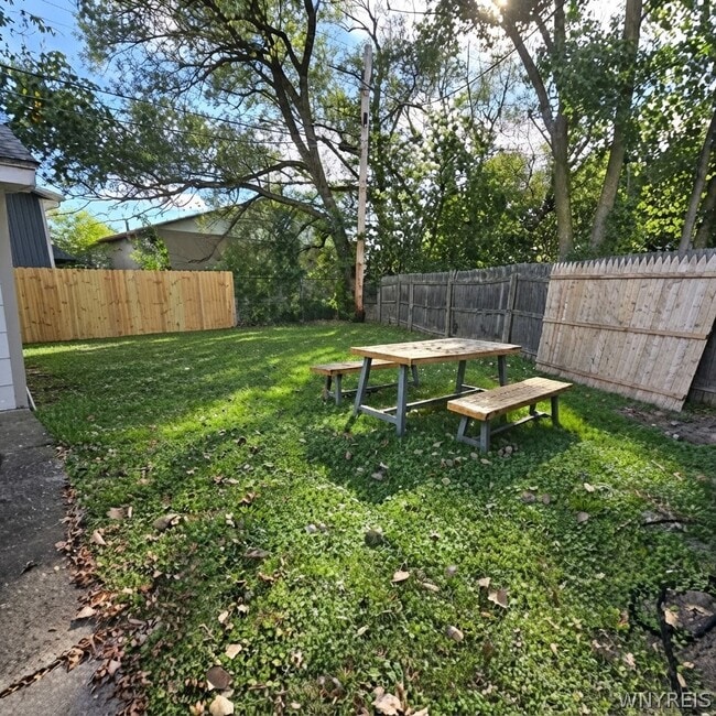 Building Photo - 9 Floreis Ct