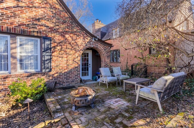 Building Photo - 525 Donne Ave