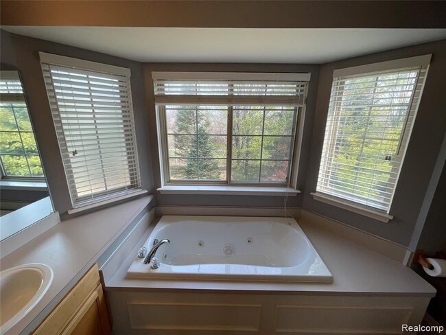 Building Photo - 8767 Hardwood Dr