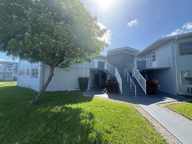 Building Photo - 1663 NE Miami Gardens Dr