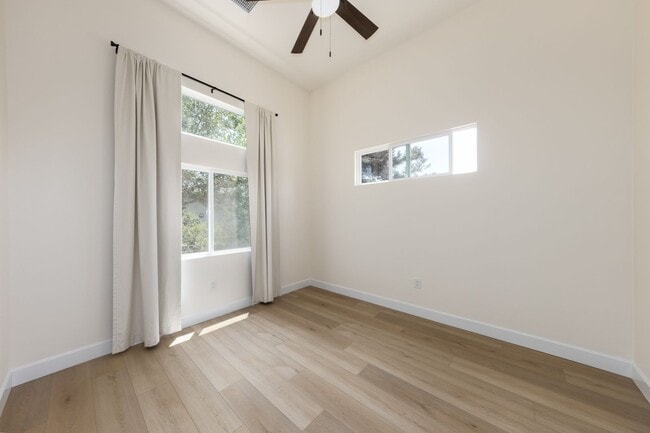 Building Photo - Beautiful 2 Bedroom Back House