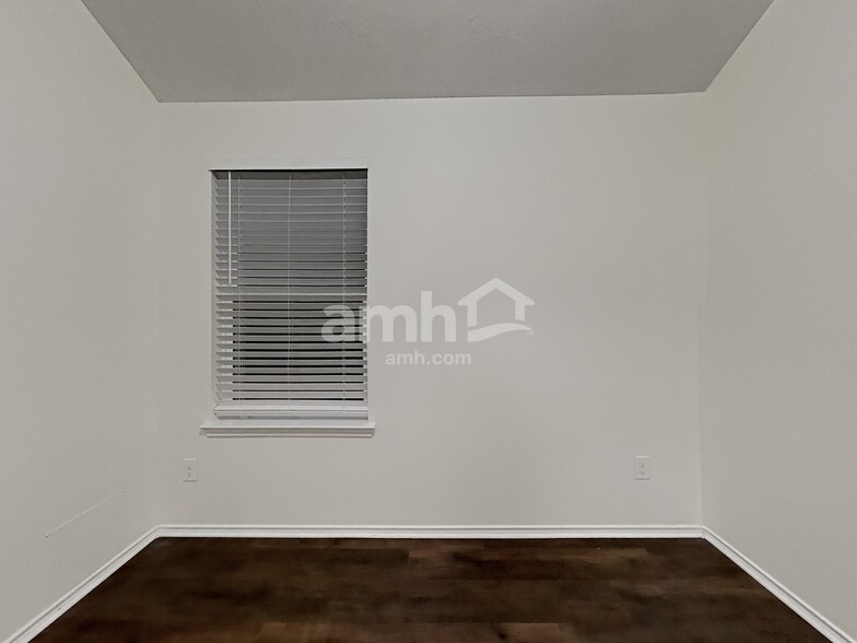 Building Photo - 2550 Riverway Dr