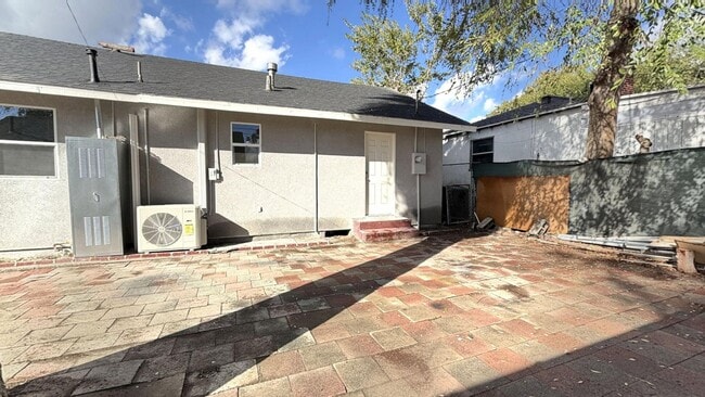 Building Photo - 1661 N Mountain View Ave