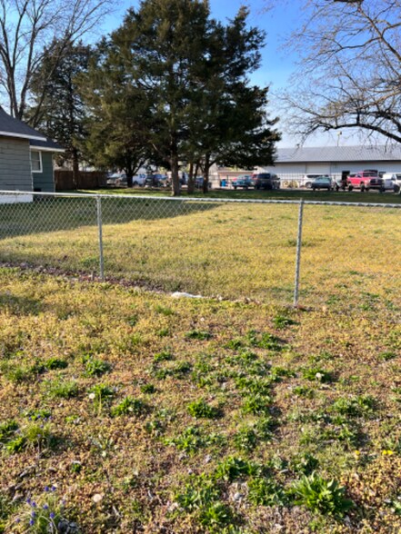 Building Photo - 2025 E 3rd Ave