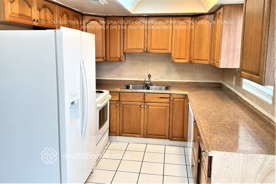 Building Photo - 5140 SW 6th Ct