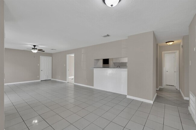 Building Photo - 1018 Surrey Ct
