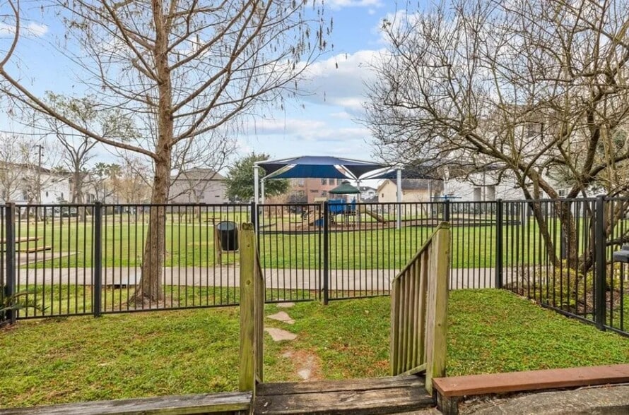 Building Photo - 5311 Lillian St