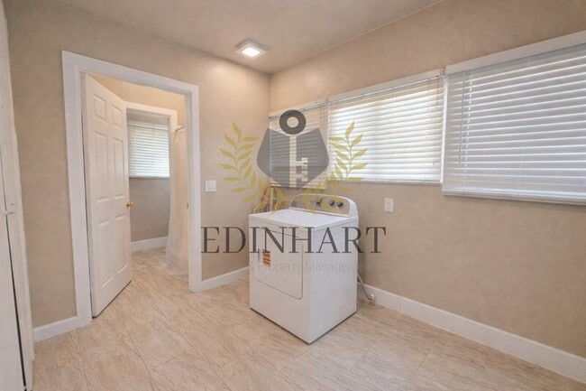 Building Photo - 1105 N College Ave