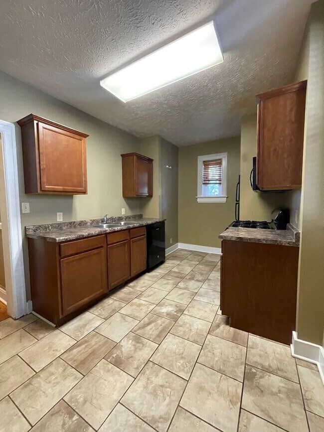 Building Photo - Spacious 2 Bedroom Townhouse!