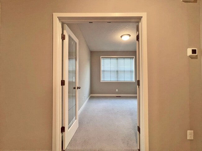 Building Photo - Sparkling, SPACIOUS Like-New Home with 3 B...