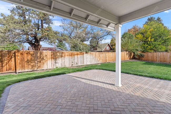 Building Photo - 3BR - 2BA Modern Living in a Quiet Cul-de-Sac