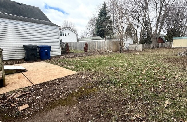 Building Photo - Cozy 2 Bedroom Single Family Home- Near Bellevue Wi