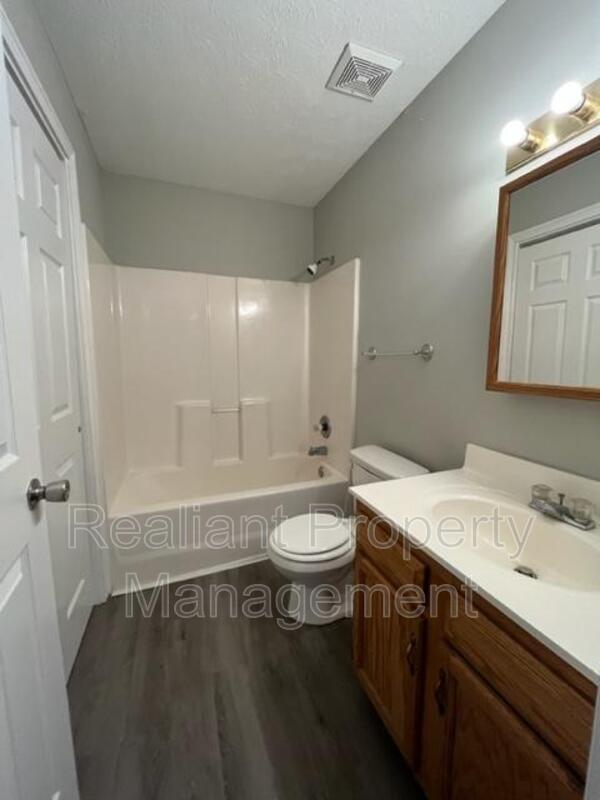 Building Photo - 1007 Pinoak Dr