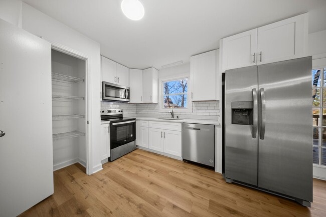 Building Photo - 3 Bedroom 2 Full Bath Home For Rent near Post!