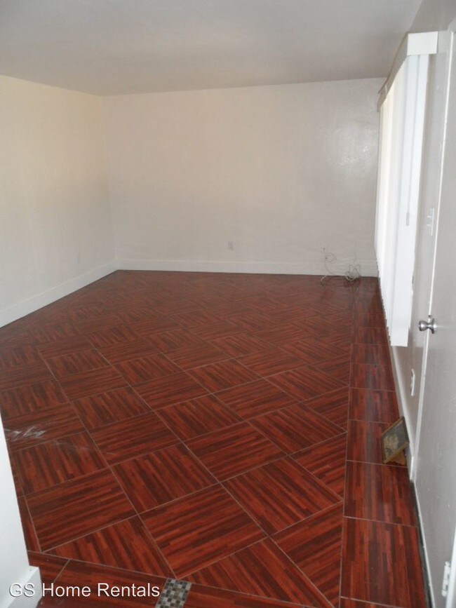 Building Photo - 251-251 Avenida Del Poniente