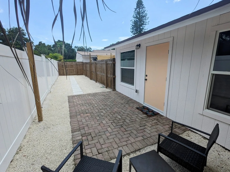 Building Photo - 2157 Bougainvillea St