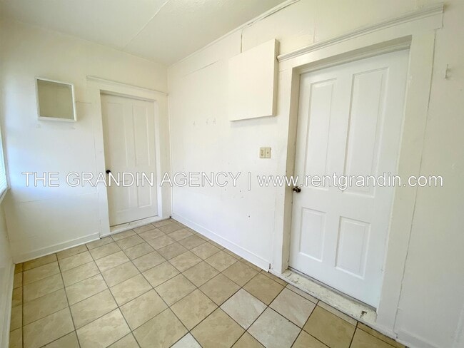 Building Photo - 909 13th St SE