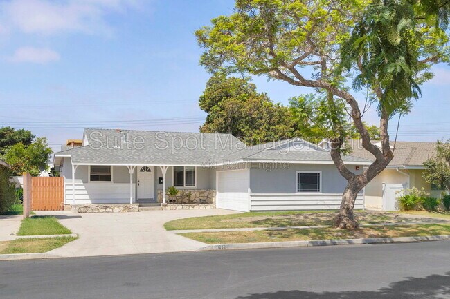 Building Photo - 1607 Vuelta Grande Ave