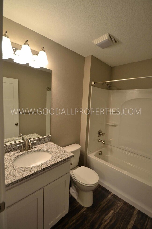 Building Photo - 2-Bedroom, 2.5-Bath Townhome in Urbandale with a 2-Car Attached Garage