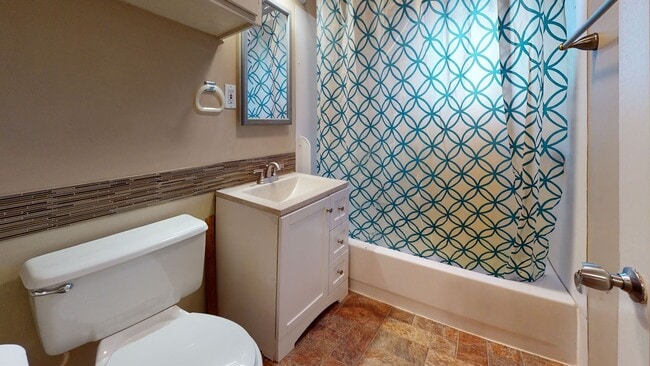 Building Photo - Large Bremerton Duplex Unit Available for ...