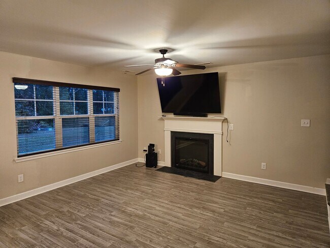 Building Photo - Charming 3-bedroom, 2-bathroom unfurnished home - No HOA - Sneads Ferry