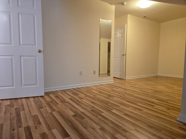 Building Photo - 511 Elm St