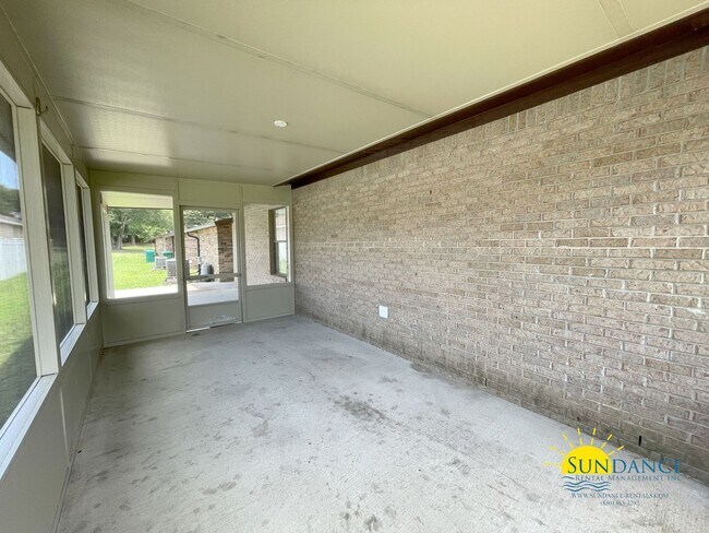 Building Photo - Charming 3-Bedroom plus Office located in between Hurlburt and Eglin AFB!
