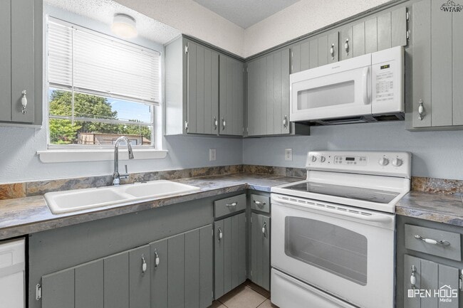 Building Photo - 212 Dirks Dr