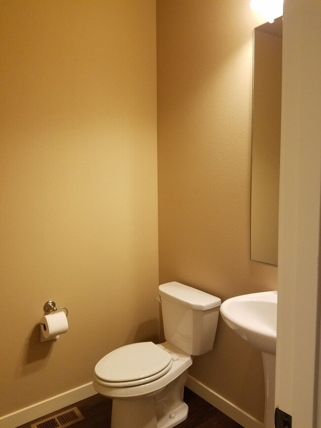 Building Photo - High end town home in perfect location