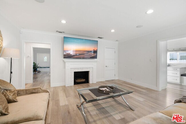 Building Photo - 5439 Carpenter Ave