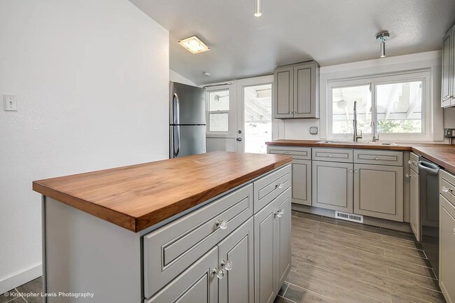 Building Photo - Historic Highlands Gem: Modern Comforts in a Sought-After Neighborhood!