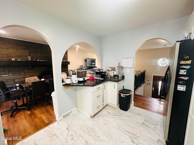 Building Photo - 4 Thoroughbred Ln