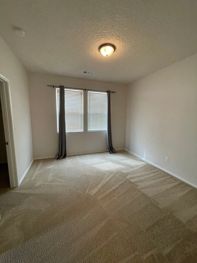 Building Photo - 2204 Delfinio Dr SE