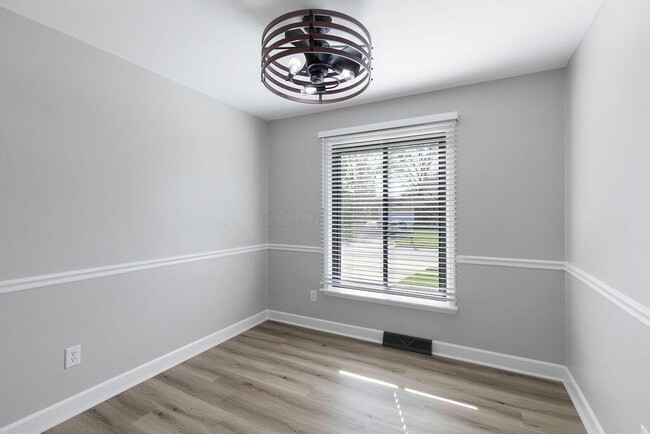 Building Photo - 554 Pointview Dr