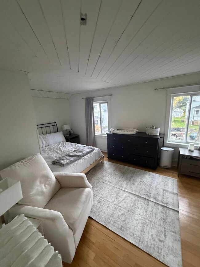 Building Photo - AVAILABLE December! - 3 Bed 1 Bath Home!