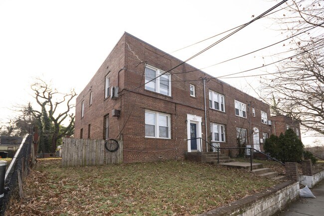 Building Photo - 3217 Dubois Pl SE