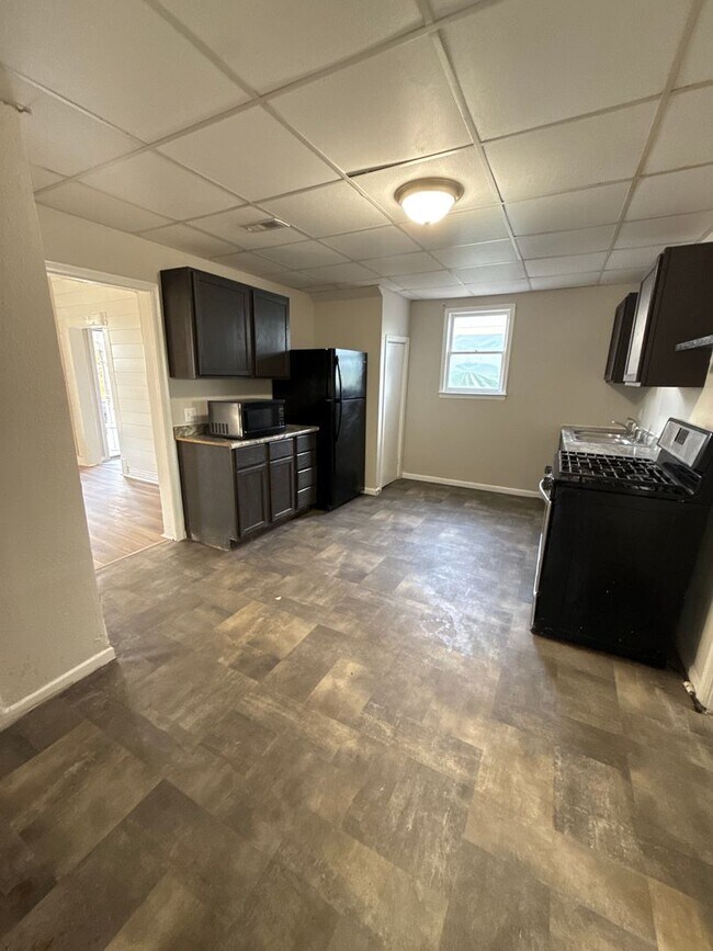 Building Photo - 3 bedroom/2 bath house