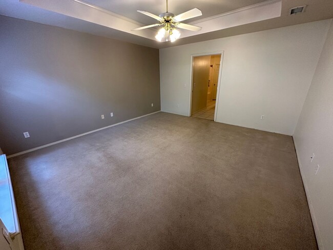 Building Photo - Spacious 2/2/2 townhome