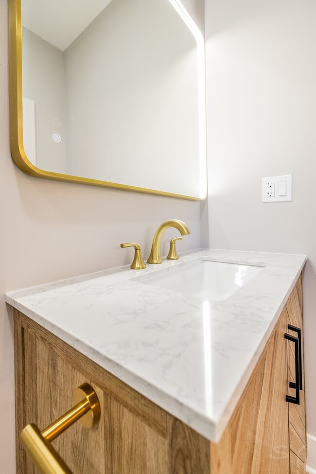 Building Photo - 3216 W Polk St