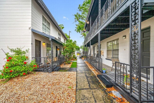 Building Photo - Renovated Seminole Heights Townhome with Laundry Included
