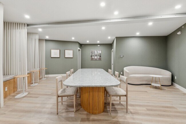 Building Photo - Stunning 1 Bedroom Apartment in University City