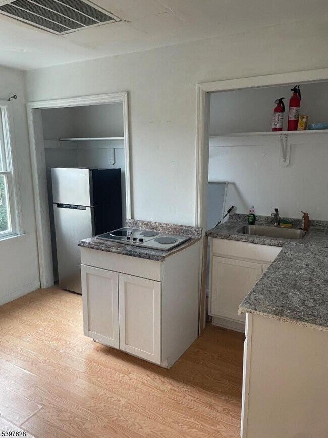 Building Photo - 743 E 18th St