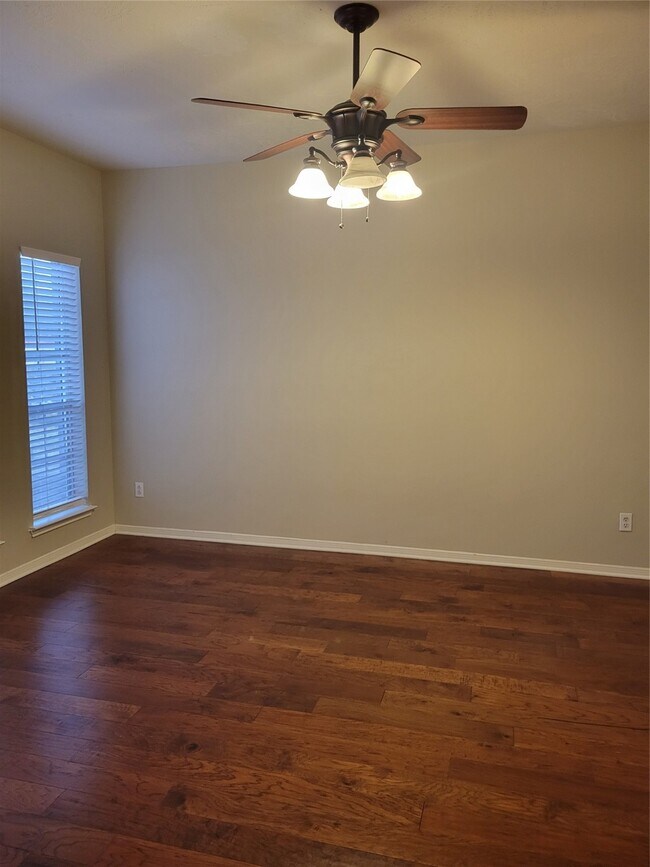 Building Photo - 3715 Pinehurst Dr