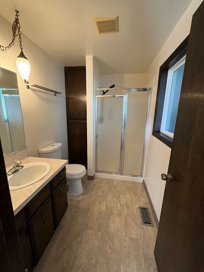 Building Photo - Beautiful One-Level Home with Sunroom, Vaulted Ceilings & Multiple Living Areas