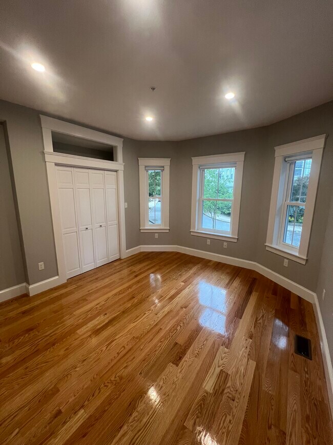 Building Photo - Brightly Renovated 4-Bed / 2-Bath • 1,800 sq