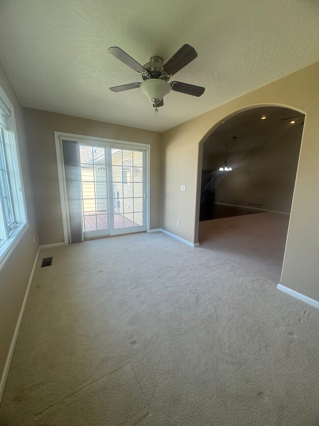 Building Photo - 3 Bedroom Townhome