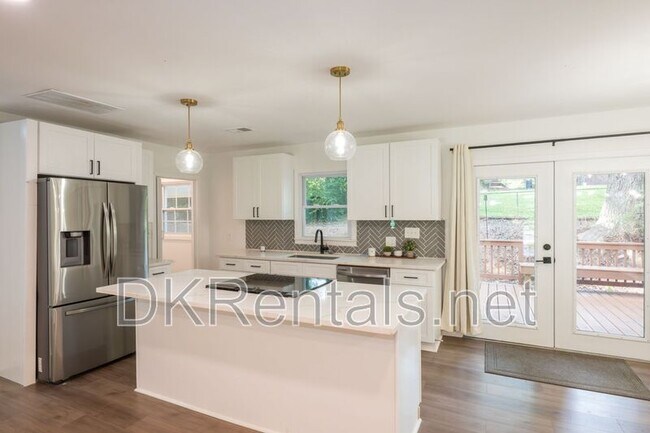 Building Photo - 83 Lucia Dr SE