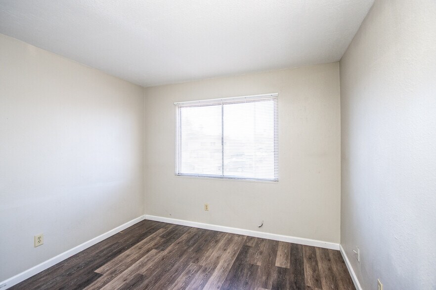 Building Photo - 3943 W Reade Ave